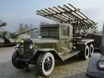 Dieser Mehrfachraketenwerfer BM-13 Katjuscha, oder auch Stalinorgel ist auf einen ZIS-6-LKW installiert.(Kiev, April 2016)