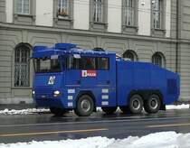 Zwar kein Streifenwagen daf�r ein Schnappschuss eines Polizei Wasserwerfer der Kantonspolizei Bern unterwegs am 12.12.2008 in der Stadt Bern