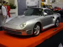 Porsche 959. 1986 - 1988. Mit einer Höchstgeschwindigkeit von 317 km/h, war der in 292 Exemplaren gebaute 959 zu Beginn seiner Fertigung, der schnellste Serienwagen der Welt. Als Antrieb dient, dem mit einem elektronisch geregelten Allradantrieb ausgerüsteten Zweisitzers, ein im Heck verbauter 6-Zylinderboxermotor mit Biturbolader. Dieser leistet 450 PS aus 2849 cm³ Hubraum. Um Gewicht zu sparen, wurden das Dach, die Kotflügel und der Heckbereich aus aramidfaserverstärkten Kunststoff produziert. Die Fronthaube und die Türen sind aus Aluminium gefertigt. Essen Motor Show am 09.12.2017.
