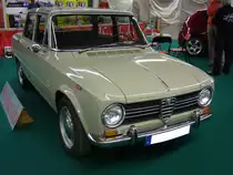 Alfa Romeo Giulia 1300 ti. 1966 - 1972. Mit der viertürigen Giulia hatte Alfa Romeo ab 1962 einen Verkaufsschlager gelandet. Es gab zum Verkaufsstart zwei Motorisierungen mit 1.3l und 1.6l Hubraum. Mit dem 1300 ti brachten die Mannen aus Mailand ein sportliches Modell für den weniger betuchten Kunden auf den Markt. Der 4-Zylinderreihenmotor mit doppelter Nockenwelle hat einen Hubraum von 1290 cm³ und leistet 82 PS. Essen Motor Show am 09.12.2017.