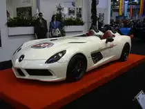 Mercedes Benz SLR McLaren Sondermodell Stirling Moss aus dem Jahr 2009. Als letzte Variante des Mercedes Benz SLR McLaren wurde im Jahr 2009 das Modell Stirling Moss angeboten. Diese  Fahrmaschine  verfügt weder über ein Dach (auch kein Notdach), noch über eine Windschutzscheibe. Das Design ist in Anlehnung an den 300 SLR von 1955 entstanden, welcher mit dem Engländer Stirling Moss am Steuer, die Mille Miglia des Jahres 1955 gewann. Es wurden nur 75 Fahrzeuge dieses Typs produziert. Der
V8-Motor mit Kompressor hat einen Hubraum von 5439 cm³ und leistet 650 PS. Das reicht für die angegebene Höchstgeschwindigkeit von 330 km/h. Essen Motor Show am 09.12.2017.