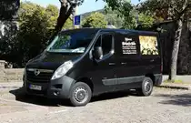 =Opel Movano vom  Markgrafenkeller  steht im Oktober in Ettlingen