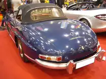 Heckansicht eines unrestaurierten Mercedes Benz W198 II. 1957 - 1963. Dieses Roadster-Modell war der Nachfolger des legendären  Flügeltürers  W198 I und wurde von Februar 1957 bis Februar 1963 produziert. Angetrieben wird der Wagen von einem 6-Zylinderreihenmotor, der aus 2996 cm³ Hubraum 215 PS leistet. Je nach Übersetzung der Hinterachse, reicht diese Motorleistung für eine Höchstgeschwindigkeit zwischen 220 km/h und 250 km/h. Essen Motor Show am 09.12.2017.