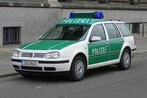 Polizei Dresden mit einem VW  DD:3623 in Dresden am 10.12.2008