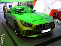 Mercedes Benz AMG GTR aus dem Jahr 2016. Der mit einem Biturbolader aufgeladene V8-Motor hat einen Hubraum von 3982 cm³ und leistet 585 PS. Die Höchstgeschwindigkeit soll bei 318 km/h liegen. Essen Motor Show am 09.12.2017.