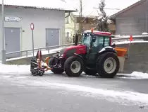 Valtra A93 Traktor im Winterdienst als Schneeräumer und Salzstreuer in Truebschachen am 10.12.2017