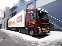 Volvo LU 165367 Sattelschlepper im Betriebsareal von Kambly in Truebschachen am 10.12.2017