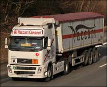 Dieser VOLVO FH 480PS Euro5 von VACCARI hat laut Gefahrennummer 40 3175  Feste Stoffe oder Gemische aus festen Stoffen (wie Pr�parate, Zubereitungen und Abf�lle), die entz�ndbare fl�ssige Stoffe mit einem Flammpunkt von h�chstens 60 �C  geladen und ist am 28.01.2009 bei L�denscheid in Richtung Heimat unterwegs. VACCARI kommt aus Carmignano di Brenta (PD) und hat sich auf den Transport von Sch�ttg�tern, gef�hrlichen Abf�llen und Pulverartigen G�tern spezialisiert.

