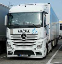 =MB Actros-Kühlsattelzug von  IMPEX  rastet im September 2017 an der A 5