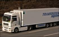 Leider etwas vom Auflieger abgeschnitten....;-( MAN TGA 18.460 der italinischen Spediton Friedrich hat einen LAMBERT K�hlauflieger der TRANSBOZEN Logitics im schlepptau und bringt ihn in Richtung S�den. Die Zugmaschine besitzt eine Sidepipe und der Sound war sch�n  brummig ;-) (28.01.2009)
