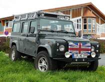 =LandRover Defender steht auf dem Parkplatz der Bulldogmesse Alsfeld im Oktober 2017