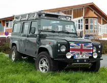 =LandRover Defender steht auf dem Parkplatz der Bulldogmesse Alsfeld im Oktober 2017