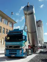 Volvo FH mit Siloauflieger beim Kreidewerk bei Sassnitz am 27.09.2015