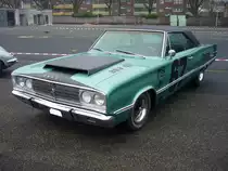 Dodge Coronet 440 Coupe des Modelljahres 1967. Wenn man den Aufklebern glauben schenken darf, arbeitet unter der Motorhaube ein V8-motor mit 383 cui. (6276 cm³), der ca. 330 PS leistet. Mo´s Bikertreff Krefeld am 17.12.2017.