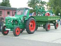 Famulus RS 14/36 mit THK Anh�nger und einen Pflug f�r die Raupe obendrauf beim 11.Bulldogtreffen in Burkhardtsdorf