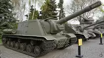 Der schwere Jagdpanzer ISU-152 im Nationalen Museum der Geschichte der Ukraine im 2. Weltkrieg. (Kiev, April 2016)