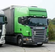 =Scania R420-Zugmaschine steht auf einem Rastplatz an der A5, 10-2017