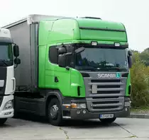 =Scania R420-Zugmaschine steht auf einem Rastplatz an der A5, 10-2017