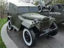 Das Mehrzweck–Militärfahrzeug GAZ-67B im Nationalen Museum der Geschichte der Ukraine im 2. Weltkrieg. (Kiev, April 2016)