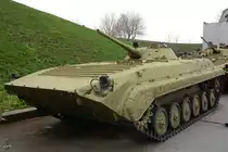 Der schwimmfähige Schützenpanzer BMP-1 im Nationalen Museum der Geschichte der Ukraine im 2. Weltkrieg. (Kiev, April 2016)