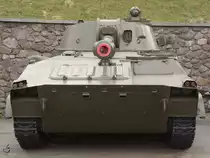 Die Selbstfahrlafette 2S1 mit der 122-mm-Haubitze 2A18 im Nationalen Museum der Geschichte der Ukraine im 2. Weltkrieg. (Kiev, April 2016)