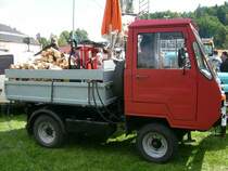 Hier kann sich der Beifahrer whrend der Fahrt ntzlich machen :-)Multicar M25 mit Komunalhydraulik und daran angeschlossenen Holtzspalter beim 11.Bulldogtreffen in burkhardtsdorf