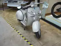 Vespa 150 aus dem Jahr 1966. Der 1-Zylinderzweitaktmotor hat einen Hubraum von 151 cm³ und leistet 6,8 PS. Classic Remise Düsseldorf am 19.12.2017.