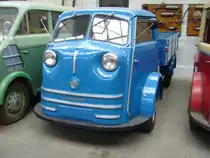 Tempo Matador Pritschenwagen. 1949 - 1952. Im November 1949 brachten die Tempowerke ihr erstes vierrädriges Nachkriegsmodell auf den Markt. Es gelang dem Konstrukteur Dietrich Bergst sich bei Volkswagen den Motor des Transporters für den Matador zu sichern. Der 4-Zylinderboxermotor hat einen Hubraum von 1131 cm³ und leistet 25 PS. Ein solcher Pritschenwagen kostete durchgehend DM 6.100,00. Nutzfahrzeugmuseum Halle 31 in Willich am 19.12.2017.