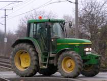 JohnDeere6610 quert den Bahn�bergang bei Bruck/Leitha; 081112