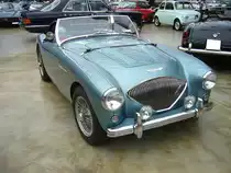 Austin Healey 100. 1953 - 1959. Im Oktober 1952 stellte Donald Healey auf der Earls Court Motorshow in London sein neues Modell Healey 100 vor. Der Chef der BMC ( B ritish M otor Corporation), Sir Leonard Lord war von dem Sportwagen derart begeistert, das er mit Donald Healey die Serienproduktion dur die BMC unter dem Namen Austin-Healey 100 vereinbarte. Der 
4-Zylinderreihenmotor hat einenHubraum von 2660 cm³ und leistet bis zu 132 PS. Classic Remise Düsseldorf am 19.12.2017.