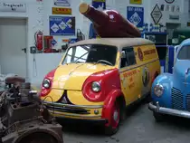 Lloyd LT 600 Kastenwagen. 1955 - 1961. Dieser Kleintransporter wurde bereits 1952 als Lloyd LT 500 vorgestellt. Die Sperrholzkarosserie war zunächst wie beim Lloyd Personenwagen mit Kunstleder bezogen, wurde aber ab Jahresbeginn 1954 mit Stahlblech verkleidet. Ab September kam dann, anstatt des bisher verwendeten Zweitaktmotors, ein 2-Zylinderviertaktreihenmotor zum Einsatz. Dieser hat einen Hubraum von 596 cm³ und leistet 19 PS. Der abgelichtete LT 600 war ursprünglich mal das Werbefahrzeug einer belgischen Brauerei. Nutzfahrzeugmuseum Halle 31 in Willich am 19.12.2017.