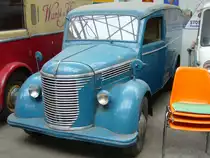 Manderbach Kleinlastwagen. 1949 - 1956. Dieser Kleinlastwagen wurde in 589 Exemplaren bei der Firma Manderbach in Wissenbach/Dillkreis produziert. Als Antrieb für diesen, als Pritschenwagen und Kleinlastwagen, lieferbaren Transporter, diente ein Motor aus dem Regal der Kölner Ford-Werke. Dieser 4-Zylinderreihenmotor hat einen Hubraum von 1172 cm³ und leistet bis 1952 34 PS und danach 38 PS. Nutzfahrzeugmuseum Halle 31 in Willich am 19.12.2017.