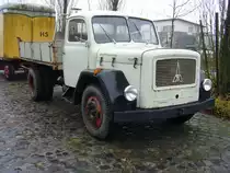 Magirus Deutz Mercur S4500 Kipper. Als S3500 wurde der  Mercur  auf IAA 1951 vorgestellt. 1953 erschien der S4500 mit einer auf 4500 kg erweiterten Nutzlast. Unter der Haube arbeitet ein luftgekühlter V6-Motor, der aus 7983 cm³ Hubraum 125 PS leistet. Nutzfahrzeugmuseum Halle 31 in Willich am 19.12.2017.