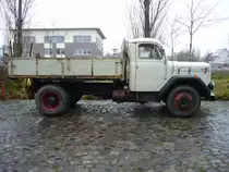 Profilansicht eines Magirus Deutz Mercur S4500 Kipplastwagen. Nutzfahrzeugmuseum Halle 31 in Willich am 19.12.2017.