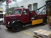 Magirus Deutz S3500 Abschleppwagen. Das Modell S3500 wurde von 1949 bis 1951  produziert. Der luftgekühlte 4-Zylinderreihendieselmotor hat einen Hubraum von 5322 cm³ und leistet 85 PS. Aus einem ehemaligen Pritschenwagen wurde durch einen unbekannten Bastler, dieser Abschleppwagen aufgebaut. Der Mechanismus der Abschleppvorrichtung wird durch einen Fiat-Motor angetrieben. Nutzfahrzeugmuseum Halle 31 in Willich am 19.12.2017.