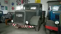 Kaelble K631Z. 1949 - 1950. Die abgelichtete Zugmaschine zog in ihrem aktiven  Berufsleben  Eisenbahnwaggons auf einem speziellen Culemeyer-Anhänger, für die Bundesbahndirektion Nürnberg, von einem Bahnhof zum anderen. Unter der mächtigen Motorhaube verrichtet ein wassergekühlter, 6-Zylinderdieselmotor seine Arbeit. Dieses Kraftpaket leistet 150 PS aus 14330 cm³ Hubraum. Nutzfahrzeugmuseum Halle 31 in Willich am 19.12.2017.