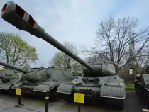 Ein schwerer Kampfpanzer IS-2 im Nationalen Museum der Geschichte der Ukraine im 2. Weltkrieg. (Kiev, April 2016)