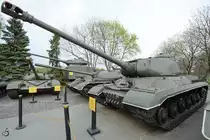 Ein schwerer Kampfpanzer IS-2 im Nationalen Museum der Geschichte der Ukraine im 2. Weltkrieg. (Kiev, April 2016)