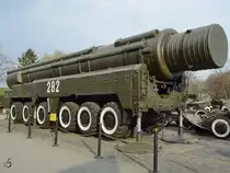 Das sowjetische mobile ballistische Mittelstreckenraketensystem 15Sch53 RSD-10 Pioner (SS-20 Saber) mit einem MAZ-547W-LKW als Plattform. (Kiev, Nationales Museum der Geschichte der Ukraine im 2. Weltkrieg, April 2016)