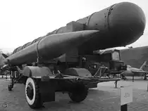 Ein Sattelzugauflieger mit eine mir unbekannten Rakete. (Kiev, Nationales Museum der Geschichte der Ukraine im 2. Weltkrieg, April 2016)