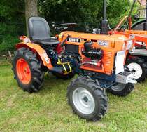 =Kubota B7100D, gesehen beim Ortsjubiläum von Spahl im Juni 2017