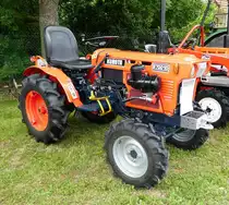 =Kubota B7100D, gesehen beim Ortsjubiläum von Spahl im Juni 2017