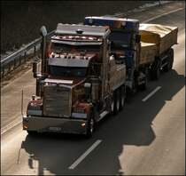 Geld musst der Abschleppunternehmer haben.... Dieser KENWORTH W900 eines Abschleppunternehmens aus Osnabr�ck hat einen DAF am Haken und bringt ihn in Richtung Ruhrgebiet. Der W900 war/ist mit Motoren von 9 bis 15 Liter Hubraum und bis zu 600 PS erh�ltlich. Vermutlich arbeitet unter der Haube ein CAT-Motor. Die beiden gro�en Auspuffrohre und der super Sound machten wirklich was her...
