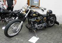 =Harley Davidson Chopper, Bj. 1951, gesehen beim Ortsjubiläum von Spahl im Juni 2017