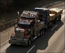 Geld musst der Abschleppunternehmer haben.... Dieser KENWORTH W900 eines Abschleppunternehmens aus Osnabr�ck hat einen DAF am Haken und bringt ihn in Richtung Ruhrgebiet. Der W900 war/ist mit Motoren von 9 bis 15 Liter Hubraum und bis zu 600 PS erh�ltlich. Vermutlich arbeitet unter der Haube ein CAT-Motor. Die beiden gro�en Auspuffrohre und der super Sound machten wirklich was her...
