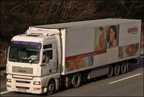 MAN TG 410A XXL mit THERMO KING K�hlauflieger mit Apetito Webung ist in Richtung S�den unterwges. (28.01.2009)
