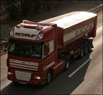 DAF XF105.460  SuperSpaceCab  von MICHELS Logistik ist mit einem Alu-Sattelkipper in Richtung Ruhrgebiet unterwegs.(28.01.2009)