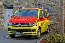 Neues Notarzteinsatzfahrzeug NEF der DRK Chemnitz ggmbh im Rettungszweckverband Chemnitz-Erzgebirge auf VW T6 mit Federal Signal Blaulichtausstattung, aufgebaut von Binz, aufgenommen am 29.12. 2017 am Standort Bethanien-Krankenhaus. 