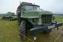 Ein Lastkraftwagen Ural-375D und ein Kampfpanzer T-34 im Grenzmuseum Schifflersgrund. (Bad Sooden-Allendorf, November 2016)