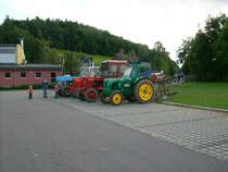 Parade der Ackerschlepper, die paralell zum Bulldogtreffen ein Schaupfl�gen veranstaltet haben. Famulus46, MTS82, MTS80 und ZT305 auf dem Veranstaltungsgel�nde in Burkhardtsdorf 